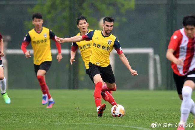 曼城vs热刺补时第4分钟，曼城快速反击时，哈兰德被踢倒，裁判第一时间示意比赛继续。